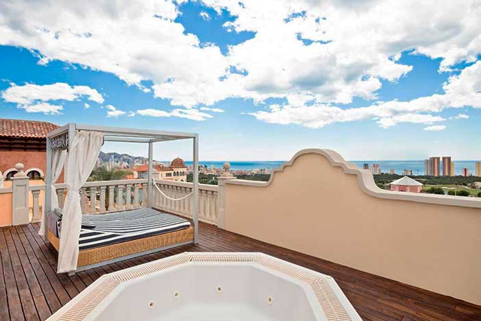The Level es uno de los alojamientos con jacuzzi en la habitación de Benidorm más originales