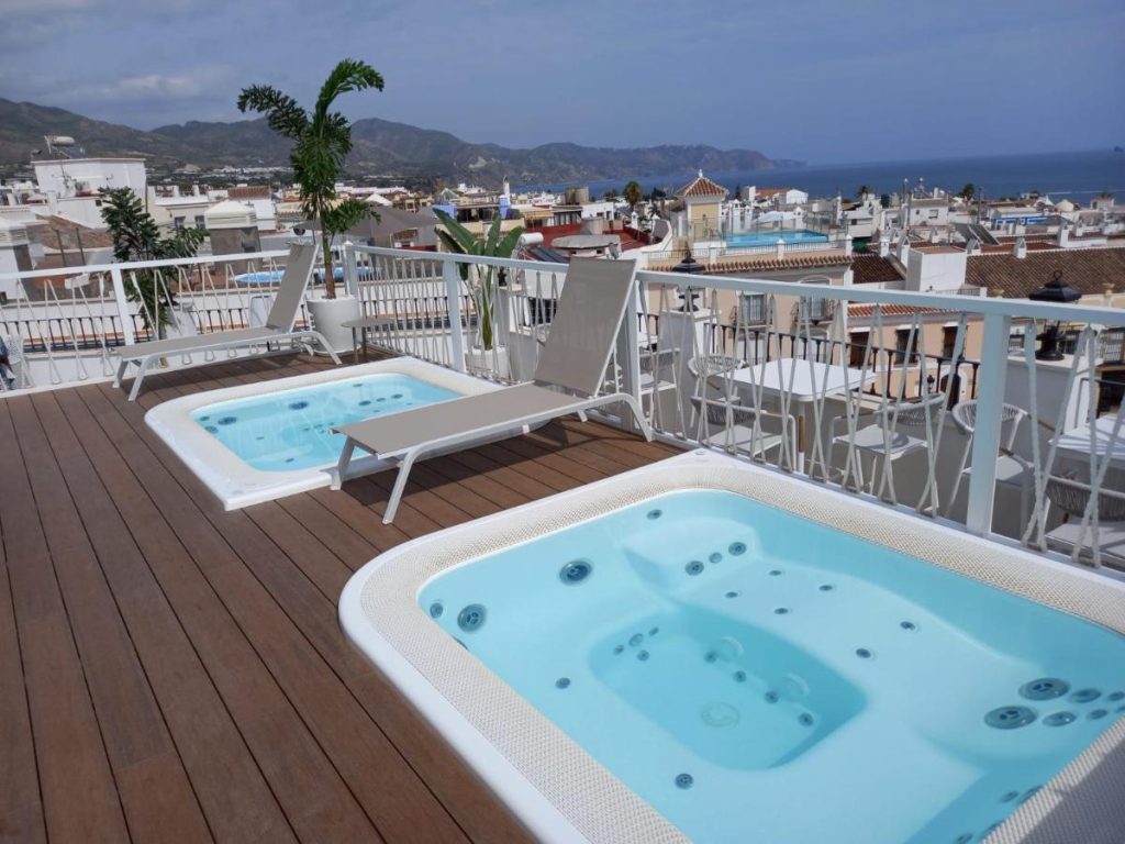 El hotel La Puerta de Nerja es un hotel para adultos con jacuzzi en Nerja