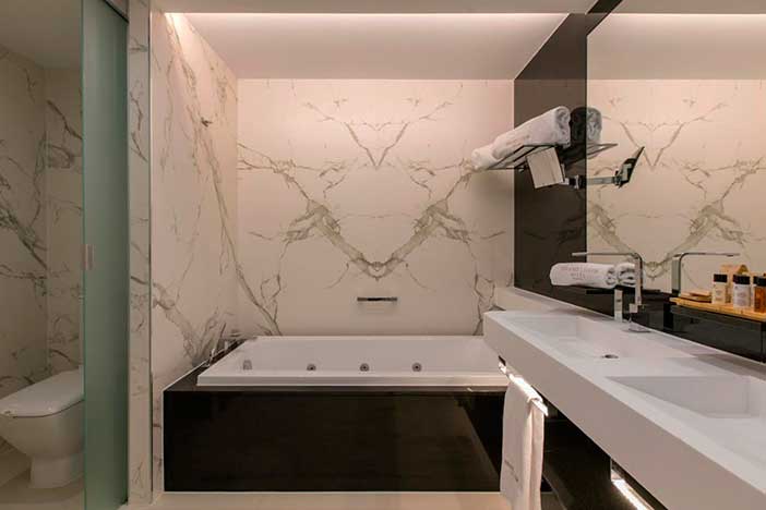 El hotel Grand Luxor de Benidorm tiene habitaciones con bañera de hidromasaje privada