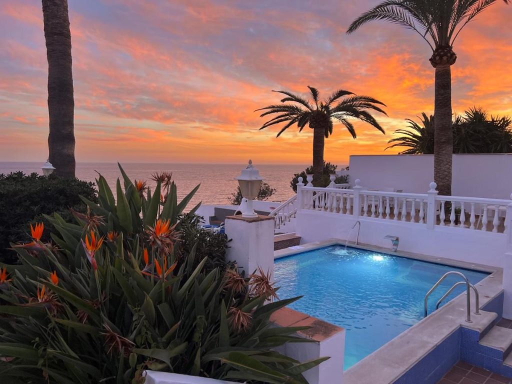 El Paraíso del Mar es un hotel en Nerja que ofrece jacuzzi en la habitación y jacuzzi exterior con vistas al mar