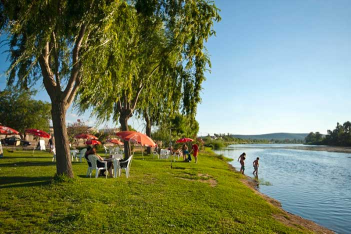 La playa fluvial es uno de los sitios que ver en Medellín más refrescantes