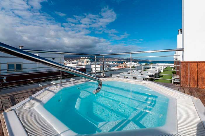 EXE Las Palmas de Gran Canaria tiene habitaciones con jacuzzi y un jacuzzi en la azotea