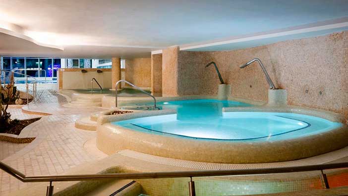 El hotel Gran Palas spa de Salou tiene spa con jacuzzi 