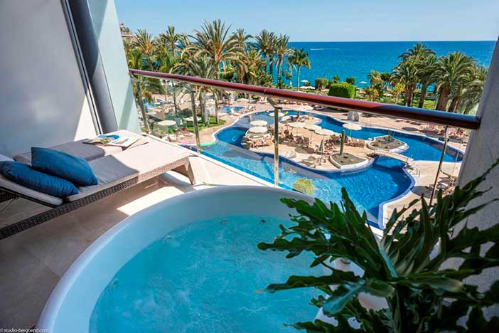 Radisson Blu Resort es uno de los mejores hoteles con habitaciones con jacuzzi en Gran Canaria