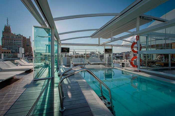 Room Mate Oscar es uno de los hoteles en Madrid con piscina más animados durante todo el año