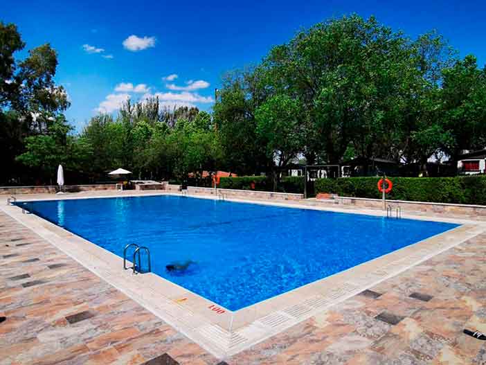 El camping con bungalows Alpha en Madrid tiene una buena piscina de verano