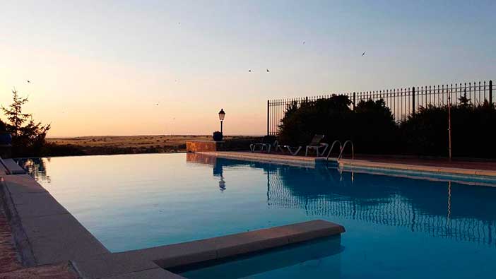 El Rancho es un hotel romántico con piscina en Toledo ideal si buscas escapadas románticas cerca de Madrid