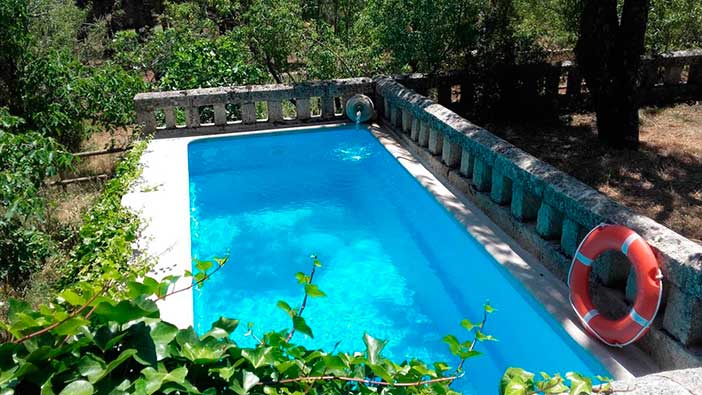 Huerto San Antonio es un hotel con encanto cerca de Madrid con una coqueta piscina típica de la Sierra