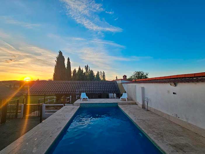 Hearts & Ponies cuenta con apartamentos privados con piscina cerca de Madrid muy cerca de la Warner