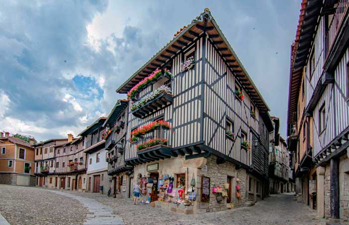 La Alberca es un pueblo con encanto en la Sierra de Francia que queda muy cerca de Madrid para una escapada romántica