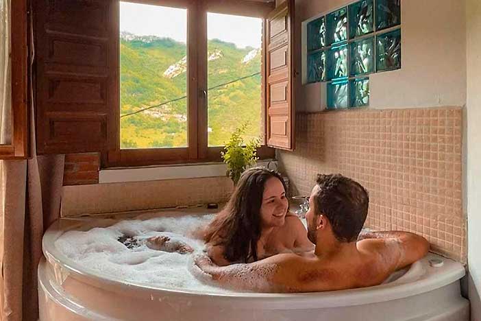 En el alojamiento Carbayu Senda del Oso puedes disfrutar de una buena habitación con jacuzzi privado para dos personas en Asturias