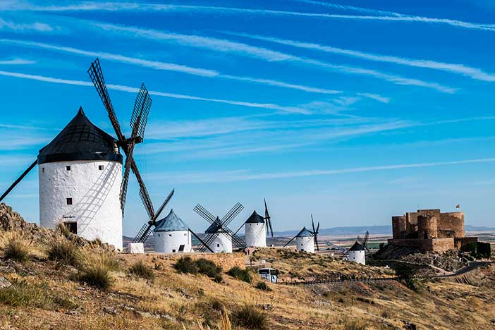 Consuegra es uno de los pueblos más bonitos que puedes visitar cerca de Madrid con tu pareja