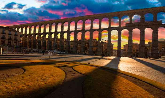 Un recorrido guiado al atardecer por Segovia es un buen plan para hacer en Segovia con tu pareja