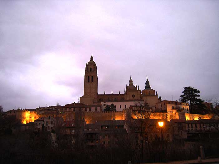 Un tour nocturno puede completa un fin de semana romántico en pareja en Segovia