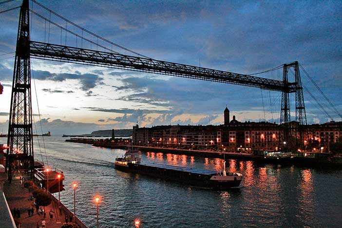 Conocer el Puente Colgante de Portugalete es una de las cosas que hacer en Bilbao con tu pareja más imprescindibles