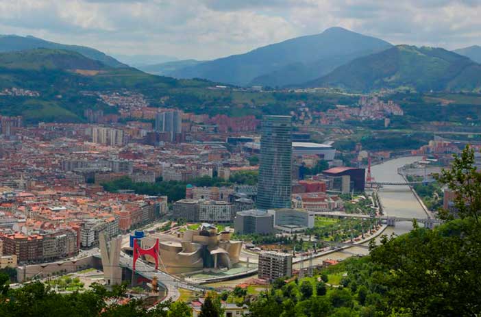 Subir en el funicular de Artxanda es una de las cosas que hacer en Bilbao en pareja para tener buenas vistas de la ciudad