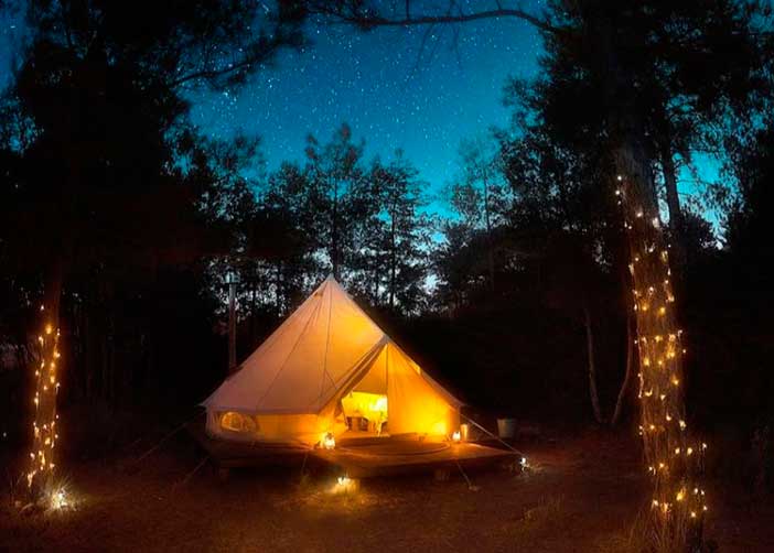 Forest days es un glamping de Cataluña con cabañas de estilo tipi en el bosque