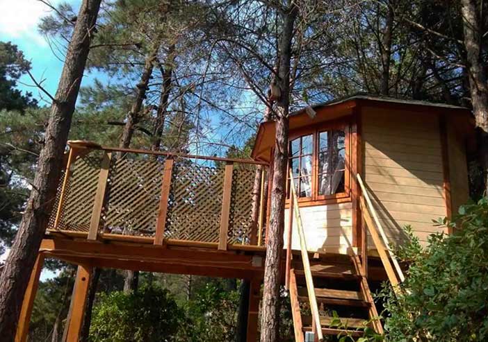 Cabaña Cel es una cabaña entre árboles para parejas