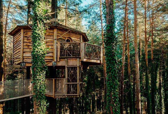Cabanas als arbres ofrece cabañas en los árboles en el bosque de Sant Hilari de Girona