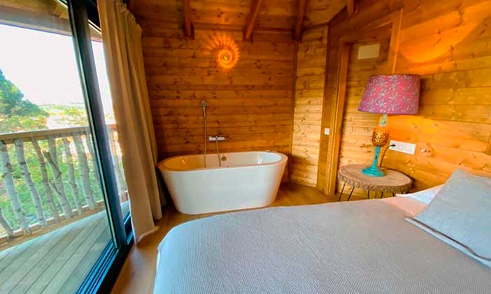 Las cabañas Palautordera están en los árboles y tienen jacuzzi privado