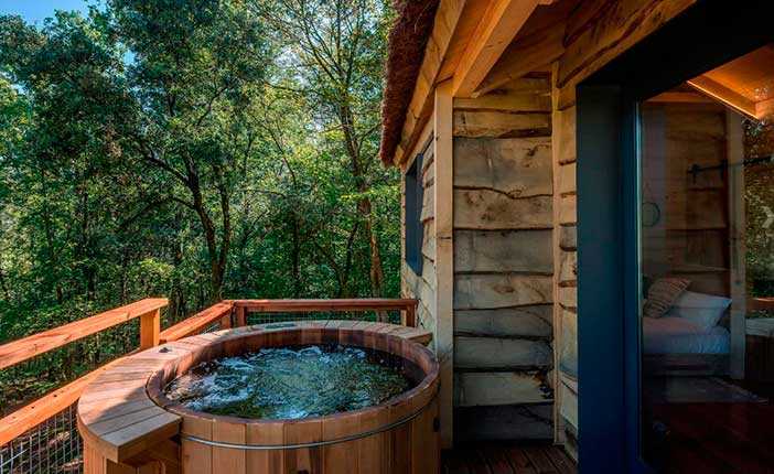Cabanyes entre Valles figuran entre las mejores cabañas en los árboles con jacuzzi de Cataluña 