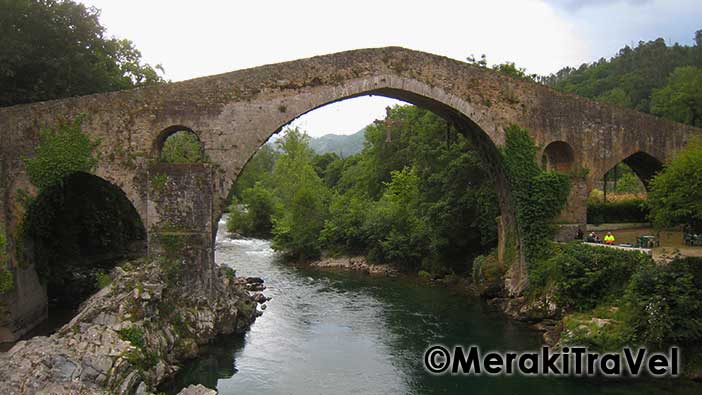 El Puente de Cangas de Onís es uno de los lugares emblemáticos de esta localidad asturiana