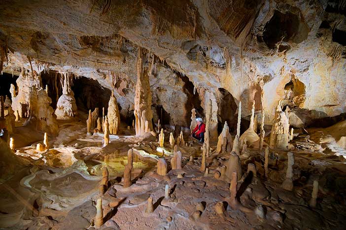 Hacer espeleología es uno de los planes más originales que hacer en Cuenca con tu pareja