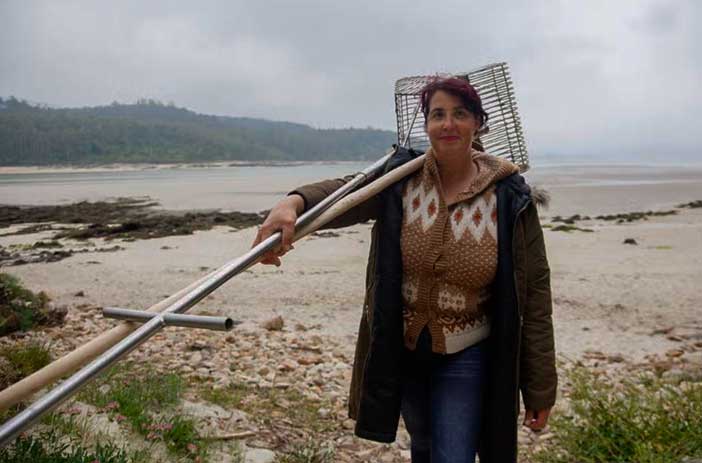 Conocer la actividad de las mariscadoras en Camariñas es una buena actividad en pareja en Galicia