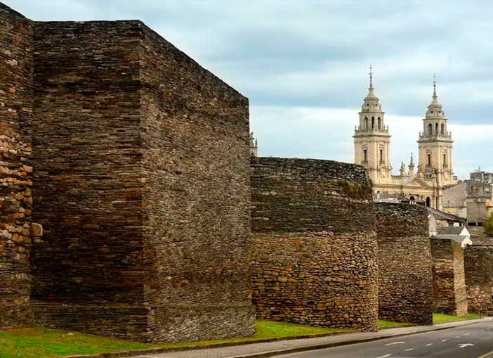 Pasear por la Muralla de Lugo es una de las experiencias históricas que puedes vivir en Galicia