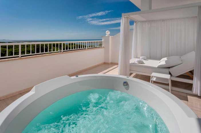 Habitación con jacuzzi privado en el hotel sólo para adultos de Huelva Garden Playanatural