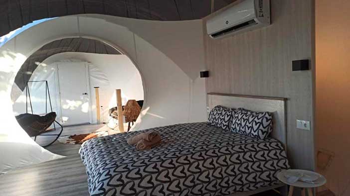 El camping para adultos Fuente del Lobo ofrece habitaciones burbuja